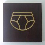 PLACA BANHEIRO MAD.MASC.3 14X14X0.6CM