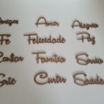 KIT COM 12 PALAVRAS EM MDF 5CM.